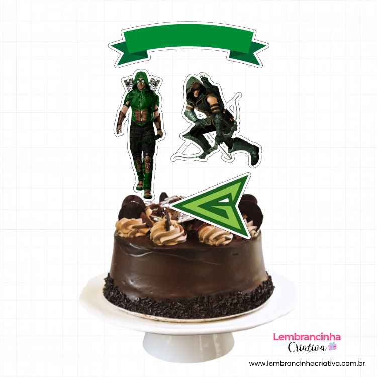 bolo de chocolate com topo de bolo arqueiro verde