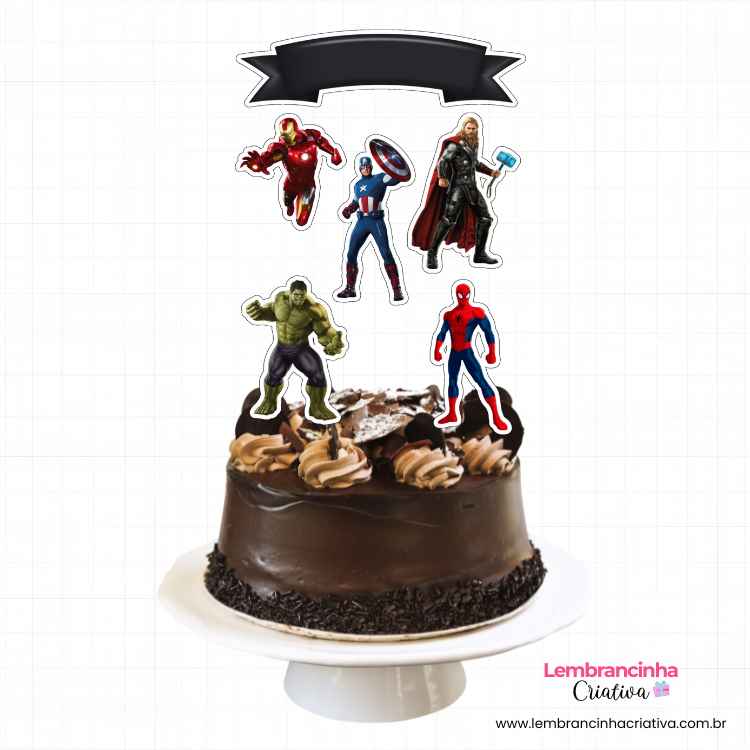 bolo de chocolate com topo de bolo vingadores