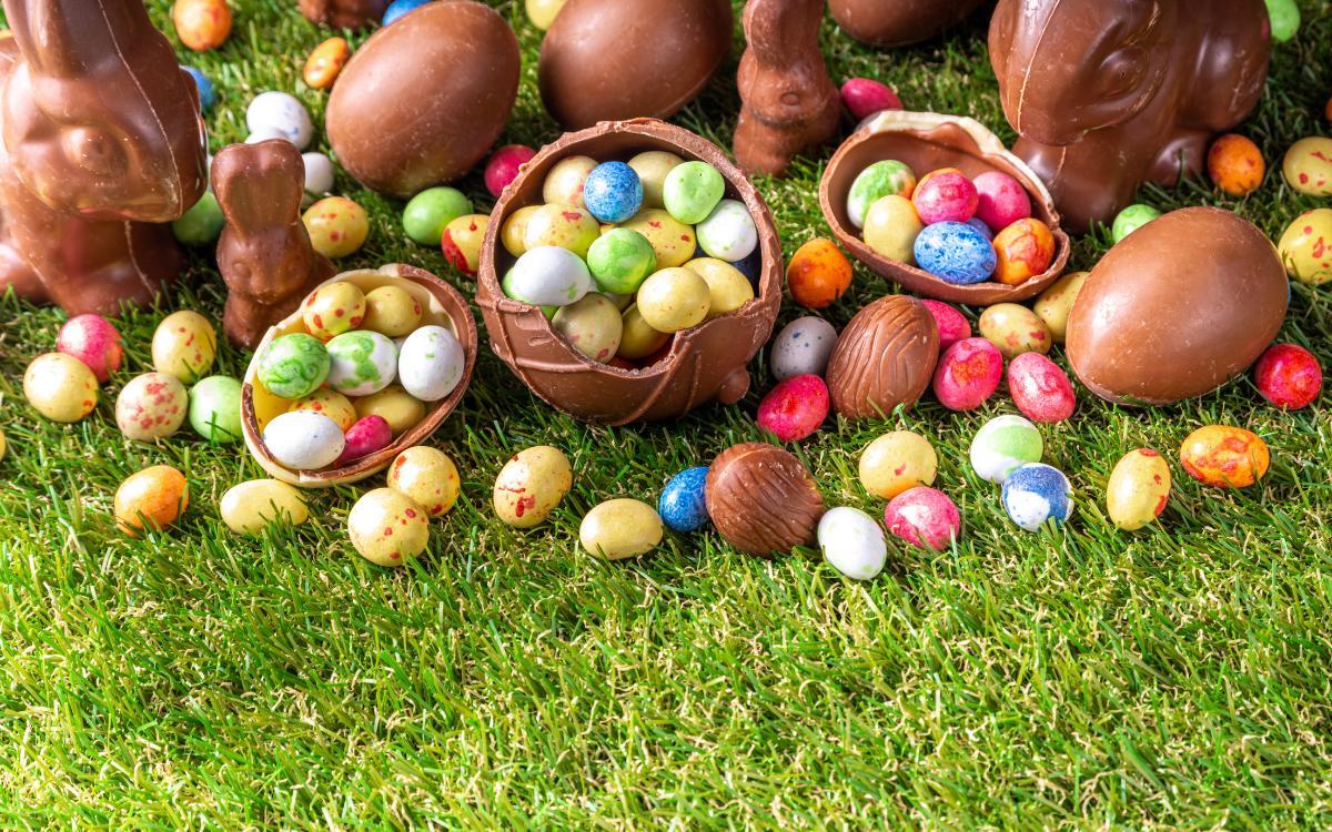 3 cesta na grama com vários ovos de páscoa