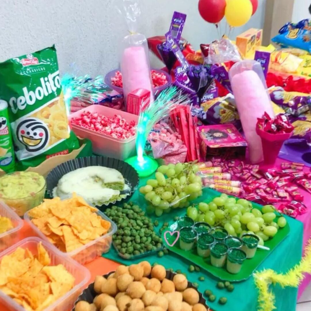 mesa colorida com comidas em várias cores diferentes