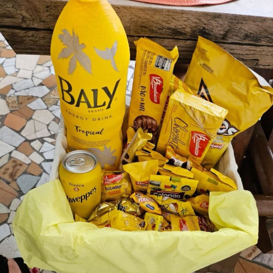 cesta com biscoitos e chips com embalagem na cor amarela