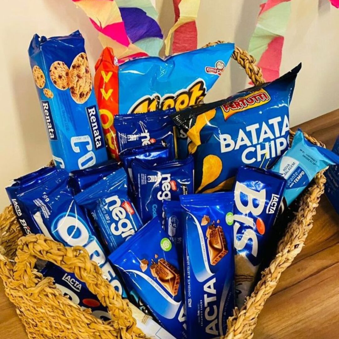 cesta com biscoitos e chips com embalagem na cor azul