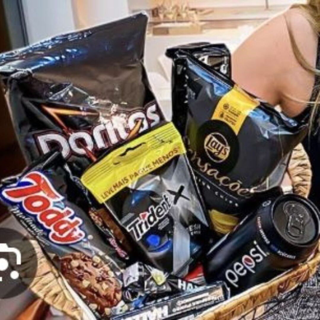 cesta com biscoitos e chips com embalagem na cor preto