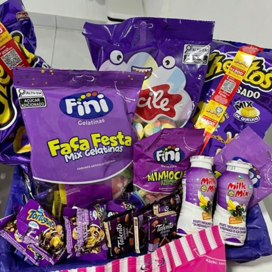 cesta com biscoitos e chips com embalagem na cor roxa