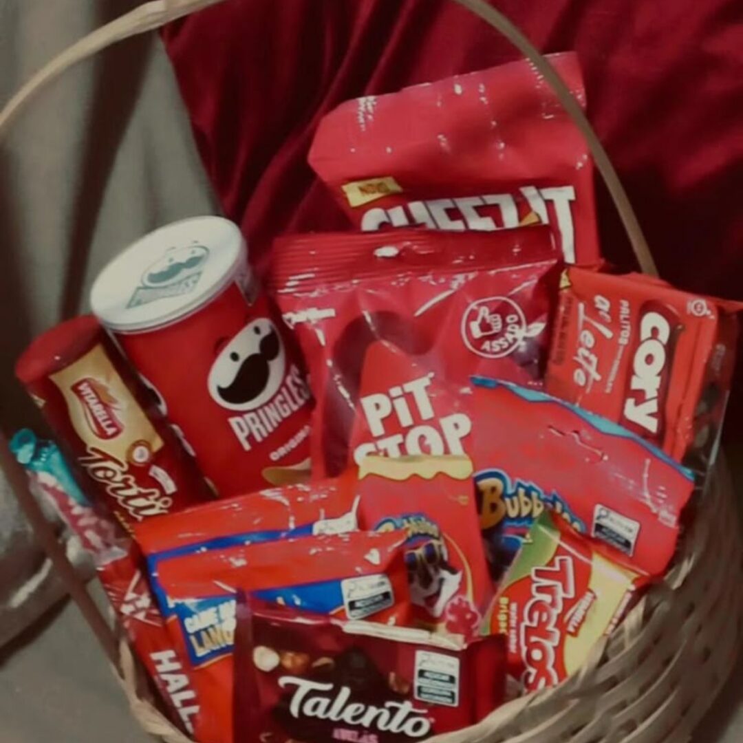 cesta com biscoitos e chips com embalagem na cor vermelha