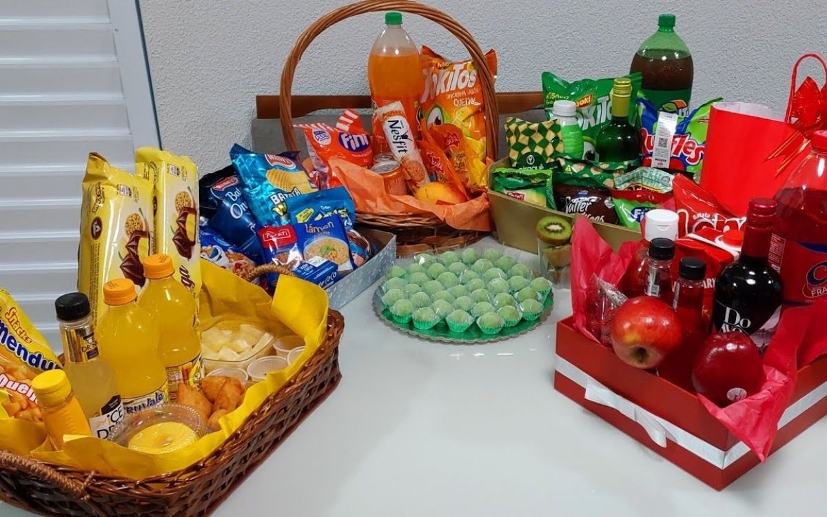 cesta e bandejas cada uma com uma cor diferente