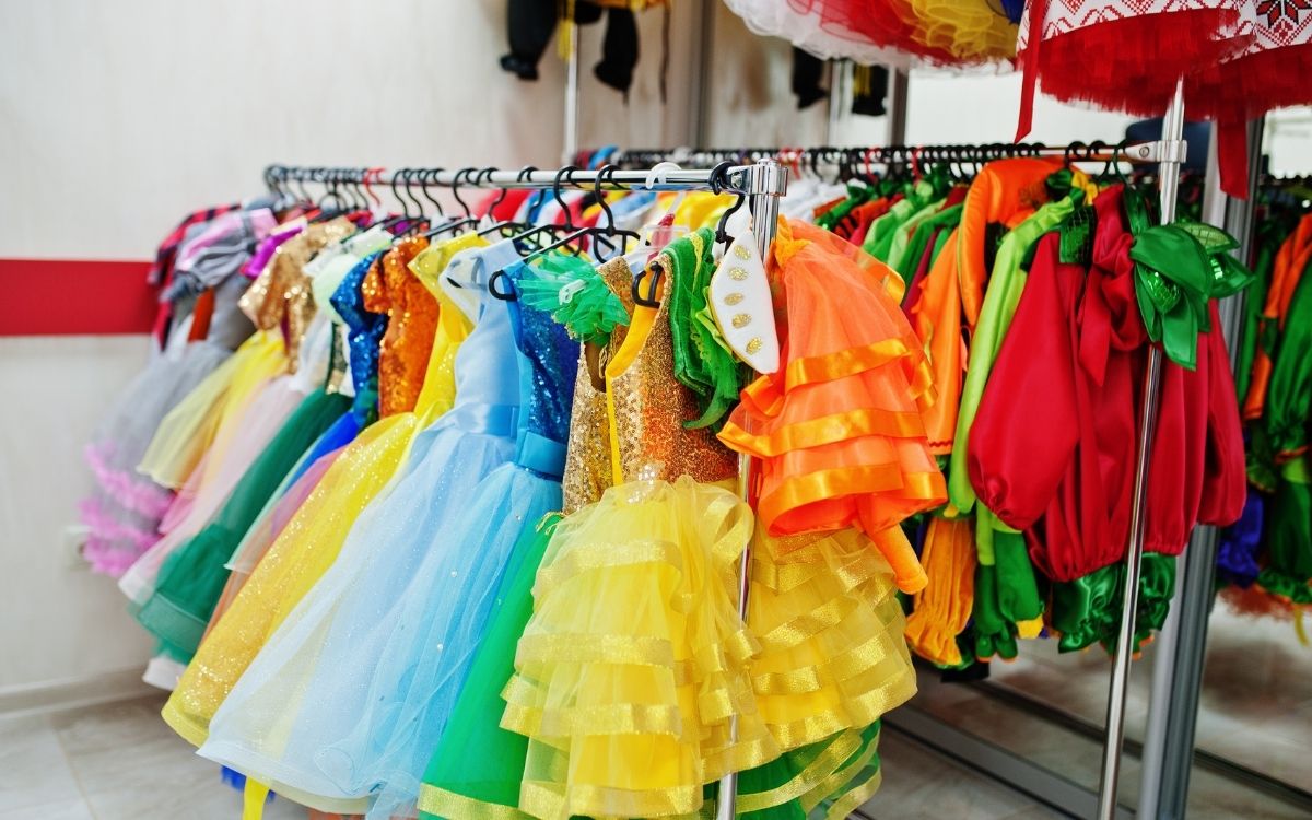 fantasias infantis em uma arara de roupas