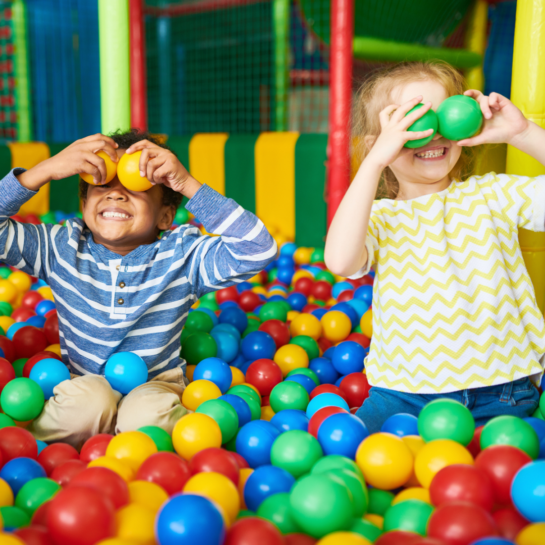 duas crianças em piscina de bolinhas