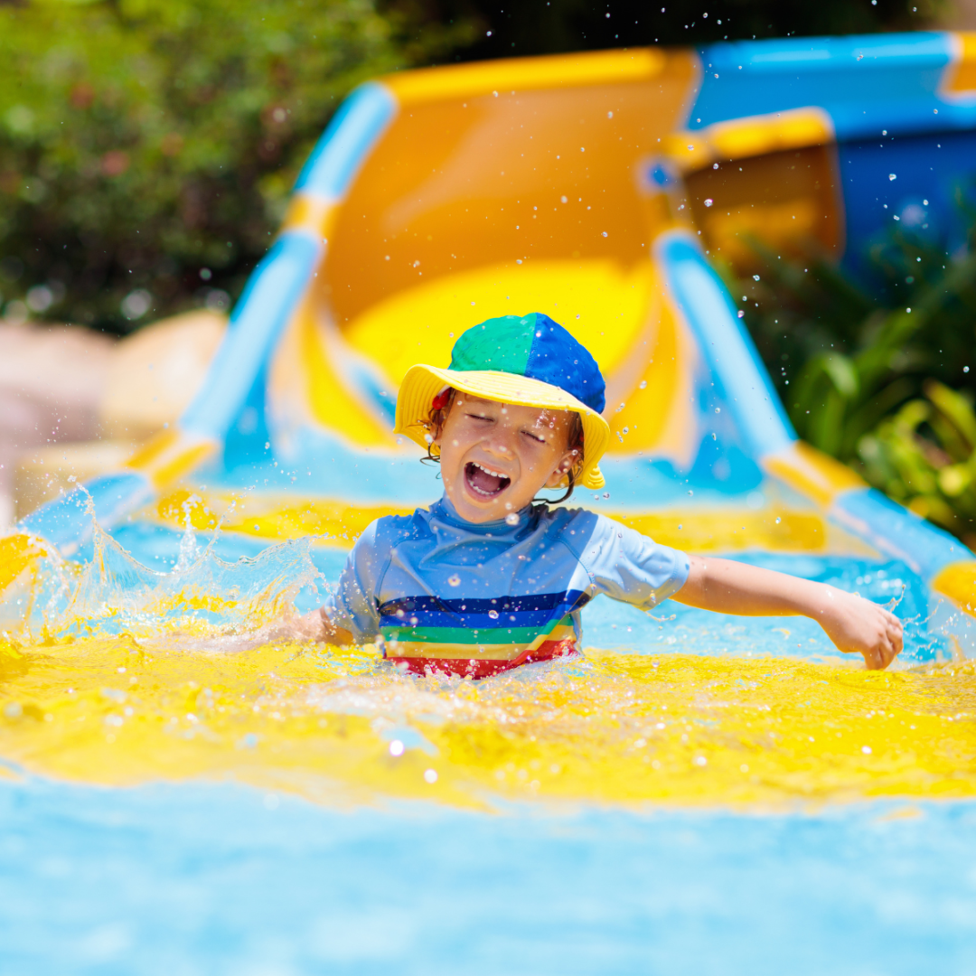 criança feliz em toboágua