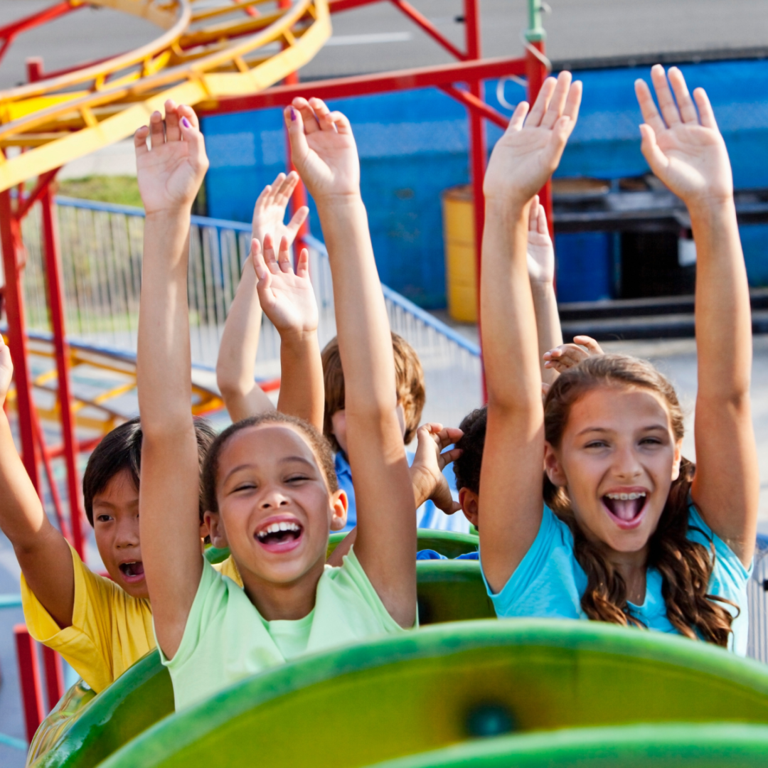 crianças felizes em montanha-russa
