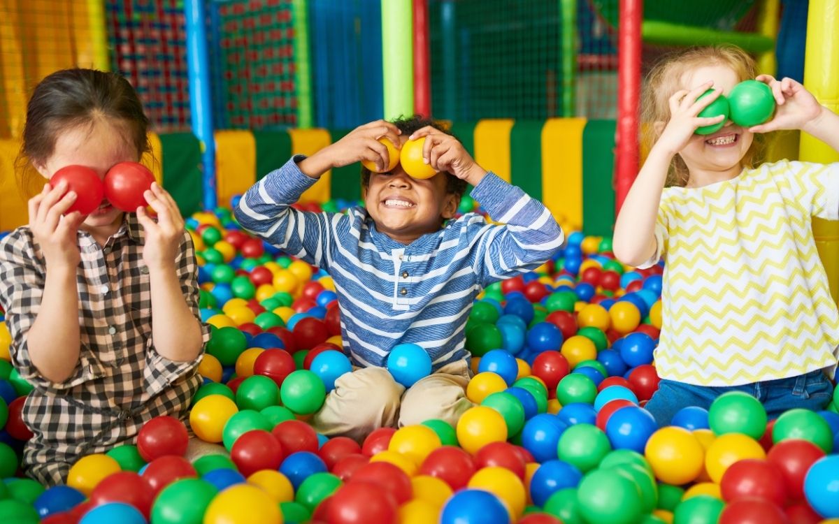 crianças dentro de uma piscina de bolinhas