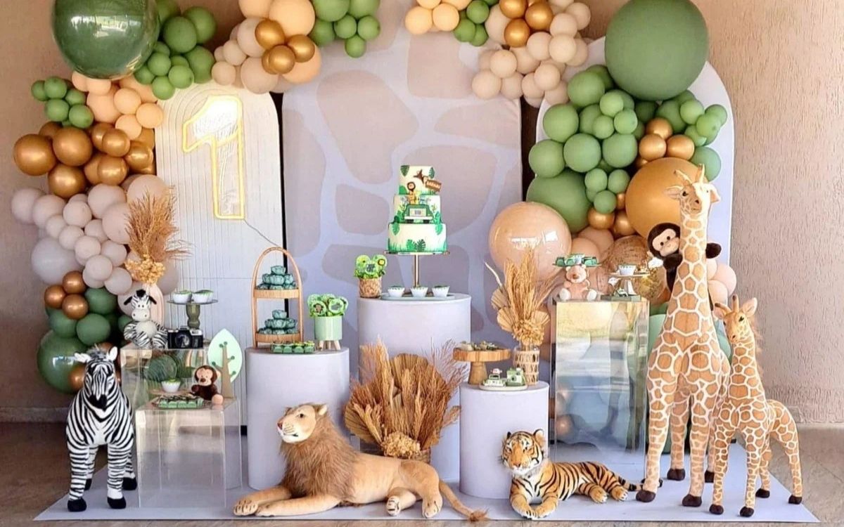 Festa infantil 1 ano com decoração safari